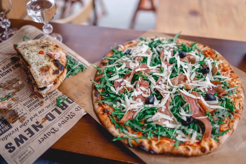 Prosciutto and arugula pizza